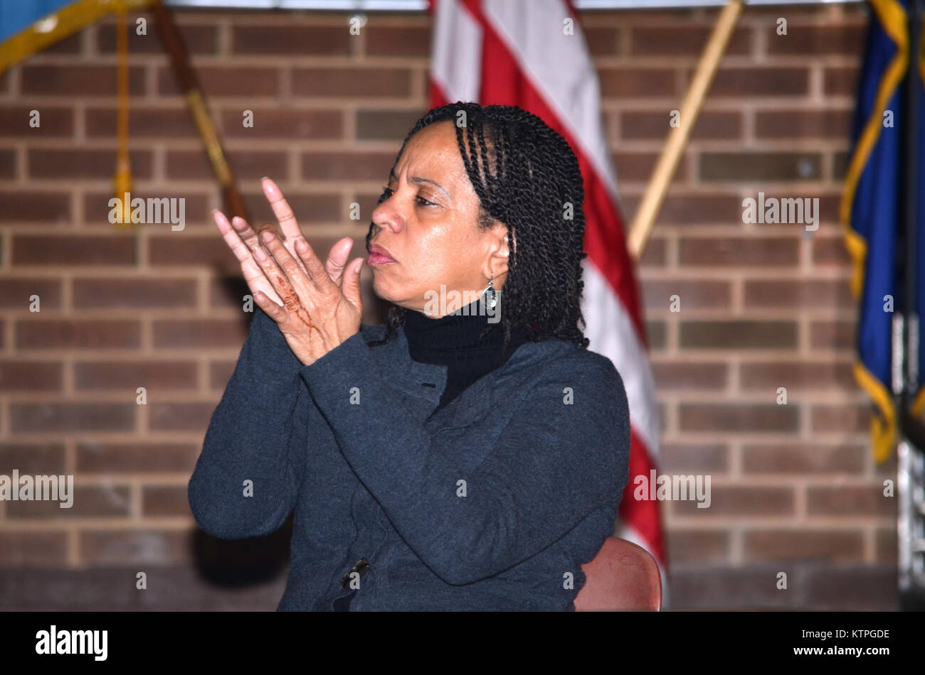 Far Rockaway, NY - Rosalind Hitchman, un interprete del linguaggio dei segni segni un ai cittadini la preparazione alle situazioni di emergenza e Corps sessione svoltasi a canale spiaggia di alta scuola in Rockaway Park, NY il 28 marzo 2015 La manifestazione è parte del Gov. Andrew Cuomo's cittadino continua la preparazione Corps Programma di formazione, che consente ai cittadini le conoscenze e gli strumenti per preparare per le emergenze e calamità, rispondere di conseguenza, e recuperare il più rapidamente possibile al pre-condizioni di emergenza. Lavorando con il New York State Division of Homeland Security e i servizi di emergenza (DHSES) e locale di emergenza personale di gestione, Foto Stock