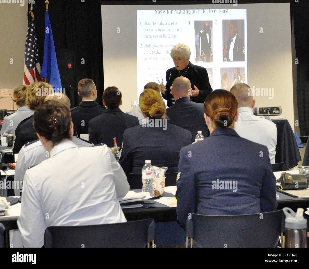 Quasi 50 membri della New York Air National Guard hanno partecipato a una settimana di nozioni di base per il protocollo di workshop presso la forza comune sede a Latham, aprile 13-17, 2015. Maggie Bonner, United States Air Force Protocollo e Eventi Speciali coordinatore da San Antonio, TX ha incaricato gli studenti sulla logistica e sui doveri amministrativi, bandiera e cerimonia galateo. Ella ha anche insegnato agli studenti i punti più delicati di hosting di illustri ospiti che includono ristoranti, presentando un buon toast e di regalo per citarne alcuni. Gli studenti hanno esercitato recentemente sviluppato abilità durante un executive style pranzo presso il conc Foto Stock