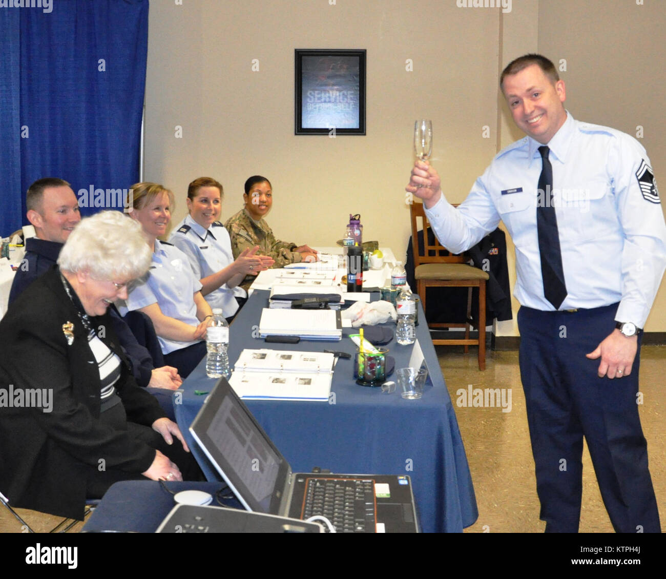 Quasi 50 membri della New York Air National Guard hanno partecipato a una settimana di nozioni di base per il protocollo di workshop presso la forza comune sede a Latham, aprile 13-17, 2015. Maggie Bonner, United States Air Force Protocollo e Eventi Speciali coordinatore da San Antonio, TX ha incaricato gli studenti sulla logistica e sui doveri amministrativi, bandiera e cerimonia galateo. Ella ha anche insegnato agli studenti i punti più delicati di hosting di illustri ospiti che includono ristoranti, presentando un buon toast e di regalo per citarne alcuni. Gli studenti hanno esercitato recentemente sviluppato abilità durante un executive style pranzo presso il conc Foto Stock
