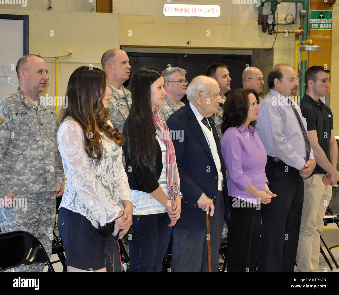 Famiglia e amici partecipare New York Esercito Nazionale soldati di guardia assegnato ad un Co. 3° Battaglione, 142th reggimento di aviazione durante un cambio del comando cerimonia in Latham, 19 aprile 2015. Foto Stock