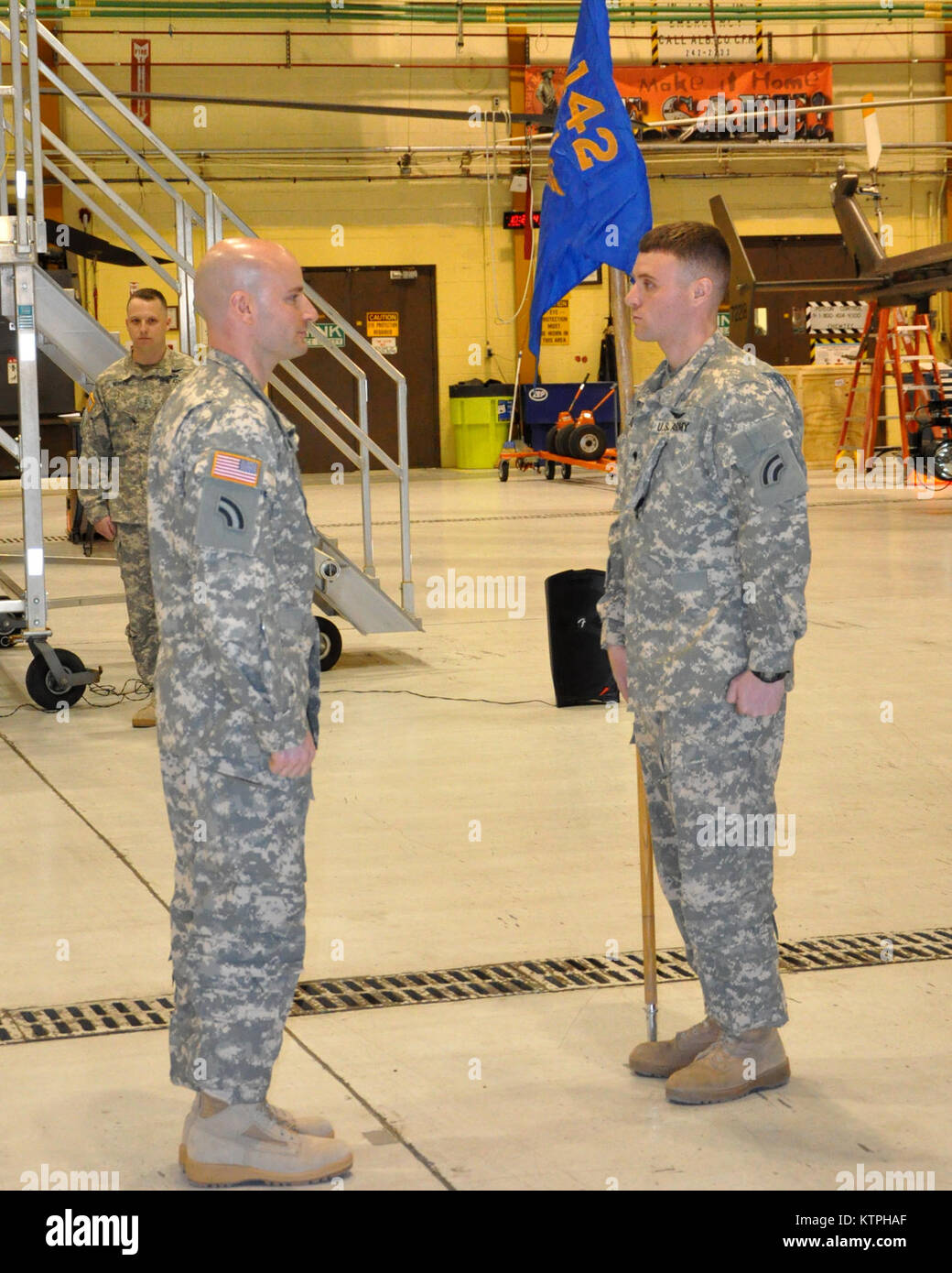 New York Army National Guard 1Lt. Christopher Giunta risolve un un Co. 3° Battaglione, 142th aviazione soldato reggimento dopo aver assunto il comando di un Co. 3° Battaglione, 142th reggimento di aviazione durante un cambio del comando cerimonia in Latham, 19 aprile 2015. Foto Stock