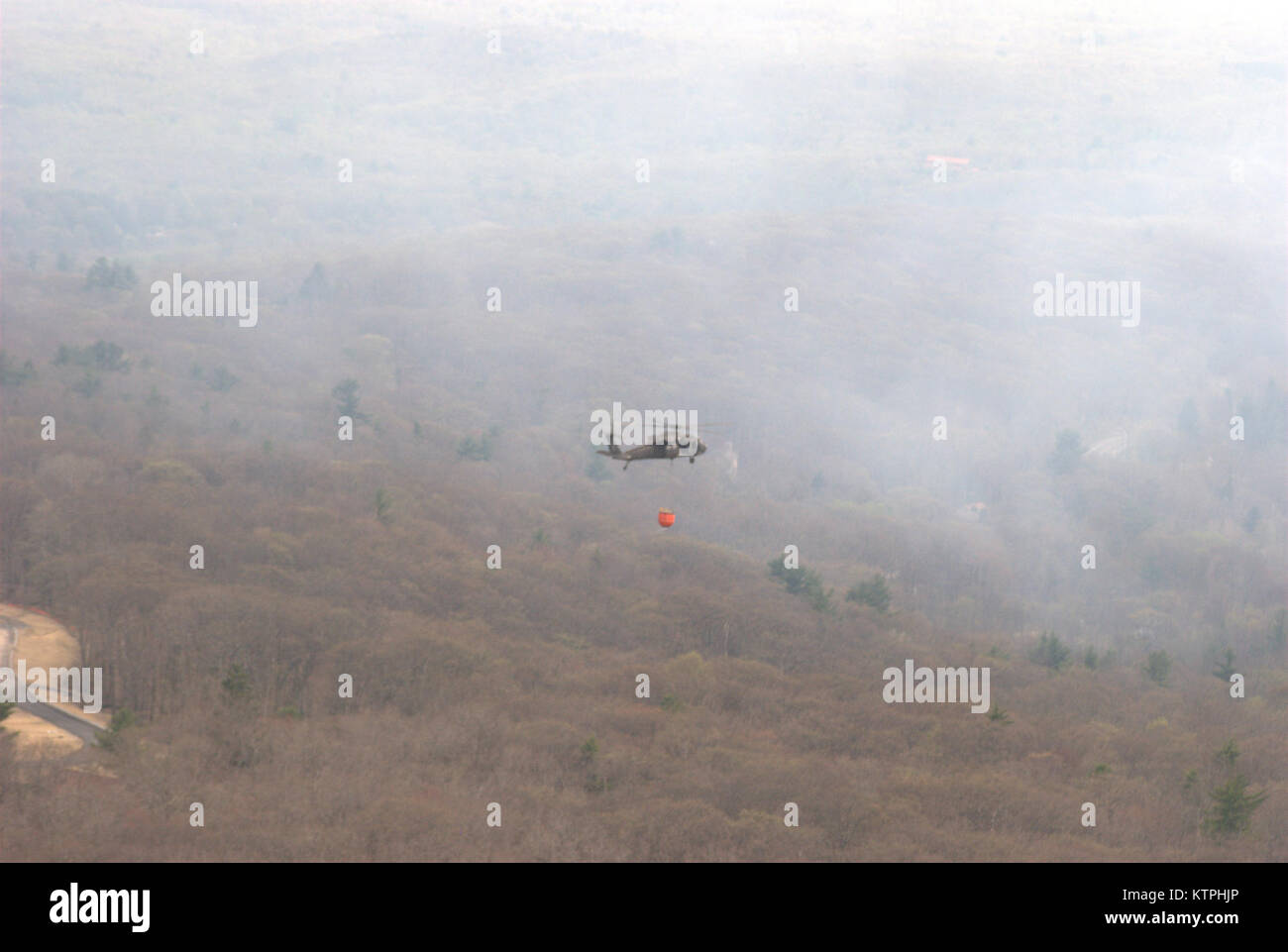 New York Esercito Nazionale Guardia personale di volo aiutare nella lotta contro un incendio di foresta in cresta Shawangunk membro foresta vicino Summitville in Ulster County possono 5. Due UH-60 Blackhawk elicotteri e il suo equipaggio in base all'esercito Aviation Support Facility a Albany International Airport in Latham unite due ulteriori dello Stato di New York di elicotteri di polizia a goccia acqua lungo la linea di fuoco per aiutare a contenere il wildfire che è iniziata il 3 maggio. Gli equipaggi di acqua utilizzata benne, noto con il nome del marchio registrato di Bambi Bucket, a prelevare acqua dal vicino ai laghi o fiumi e scaricare l'acqua su di incendi. Stati Uniti Esercito nazionale Guard ph Foto Stock