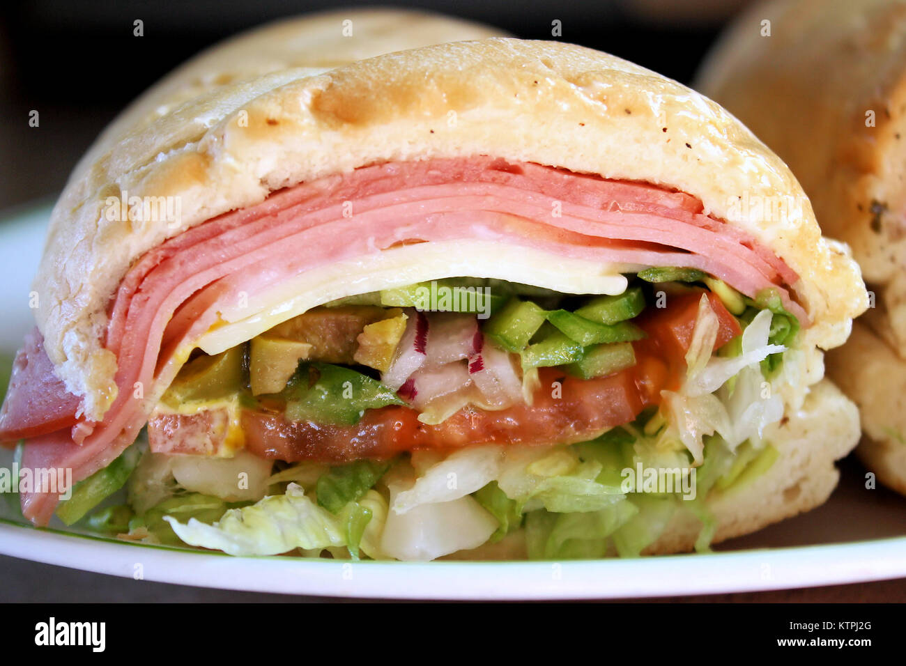 Sub sandwich con affettati, formaggio e verdure fresche Foto Stock