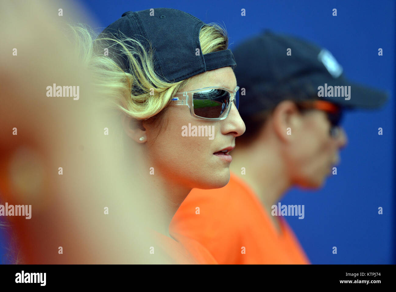 NEW YORK, NY - 2Lt. Tabitha Burns, un membro della 106ª Rescue Wing prende il campo durante un torneo stile gioco softball a Citifield il 11 giugno 2015. La manifestazione, ospitata dal METS, consentito ai membri di riprodurre una serie di giochi sul campo, incontro con i giocatori e team ufficiali e gustate una grigliata con la loro famiglia e gli amici. (New York Air National Guard / Staff Sergente Christopher S Muncy / rilasciato) Foto Stock