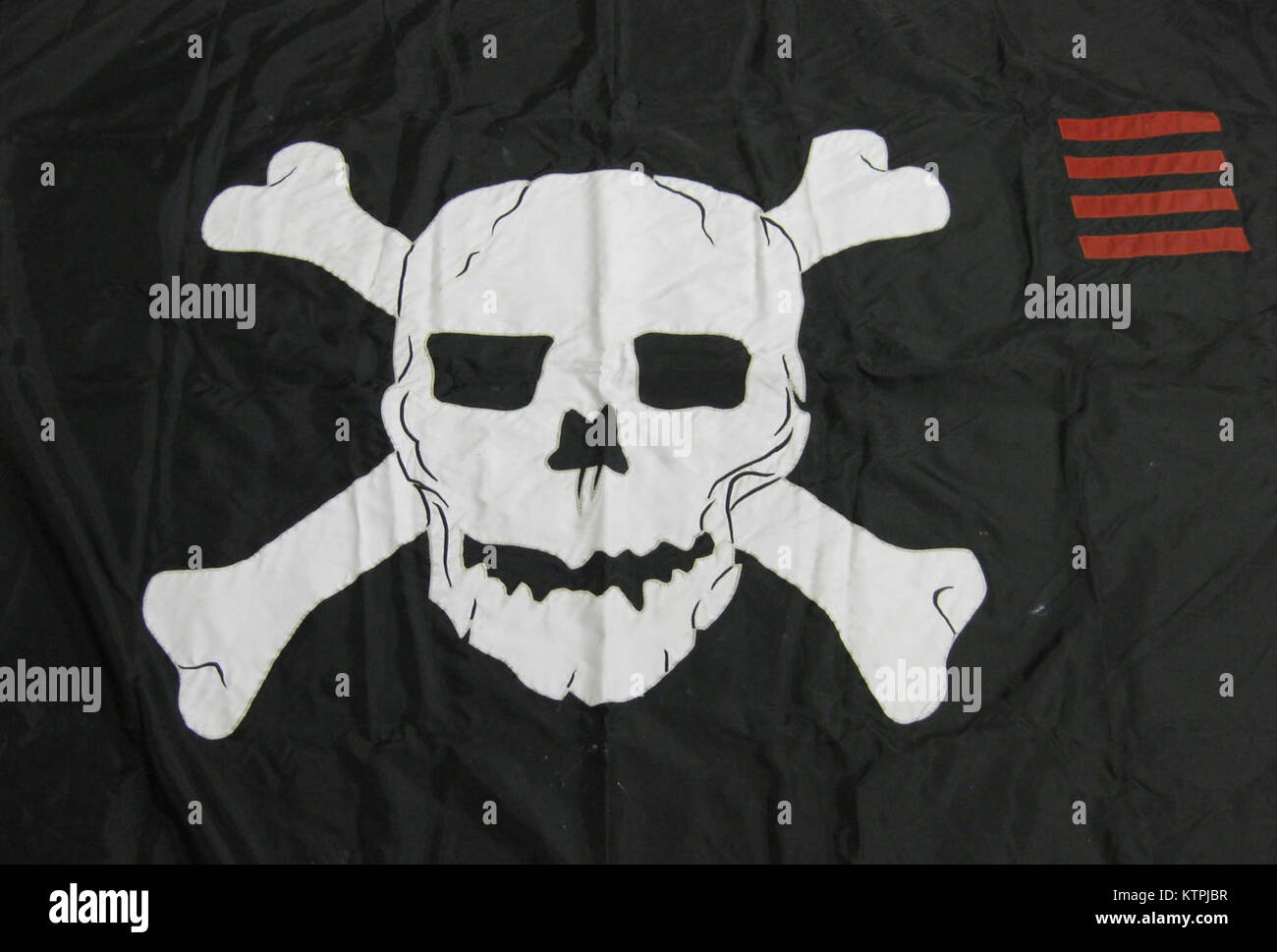 Pirati Dei Caraibi Bandiera Pirata Jolly Roger 3x5 Piedi &ndash; Teschio E Ossa, Occhio Rosso, Poliestere, Nuovo Corpse Party