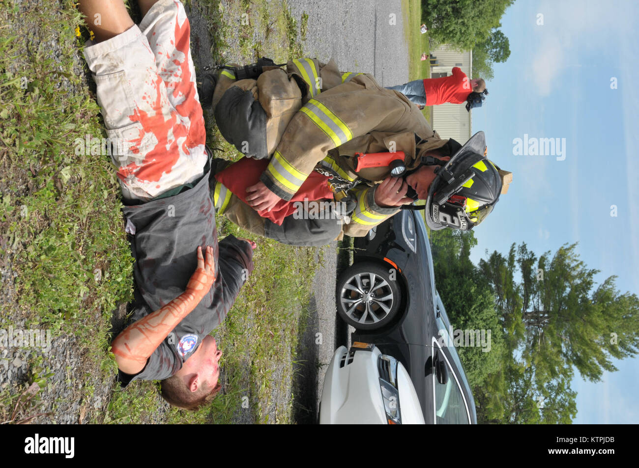 Circa 50 primi responder e vari volontari hanno partecipato in 109 Airlift Wing di incidente rilevante esercizio di risposta il 14 giugno 2015, che simulava una autocisterna esplosione sulla base. (U.S. Air National Guard photo by Staff Sgt. Benjamin tedesco/rilasciato) Foto Stock