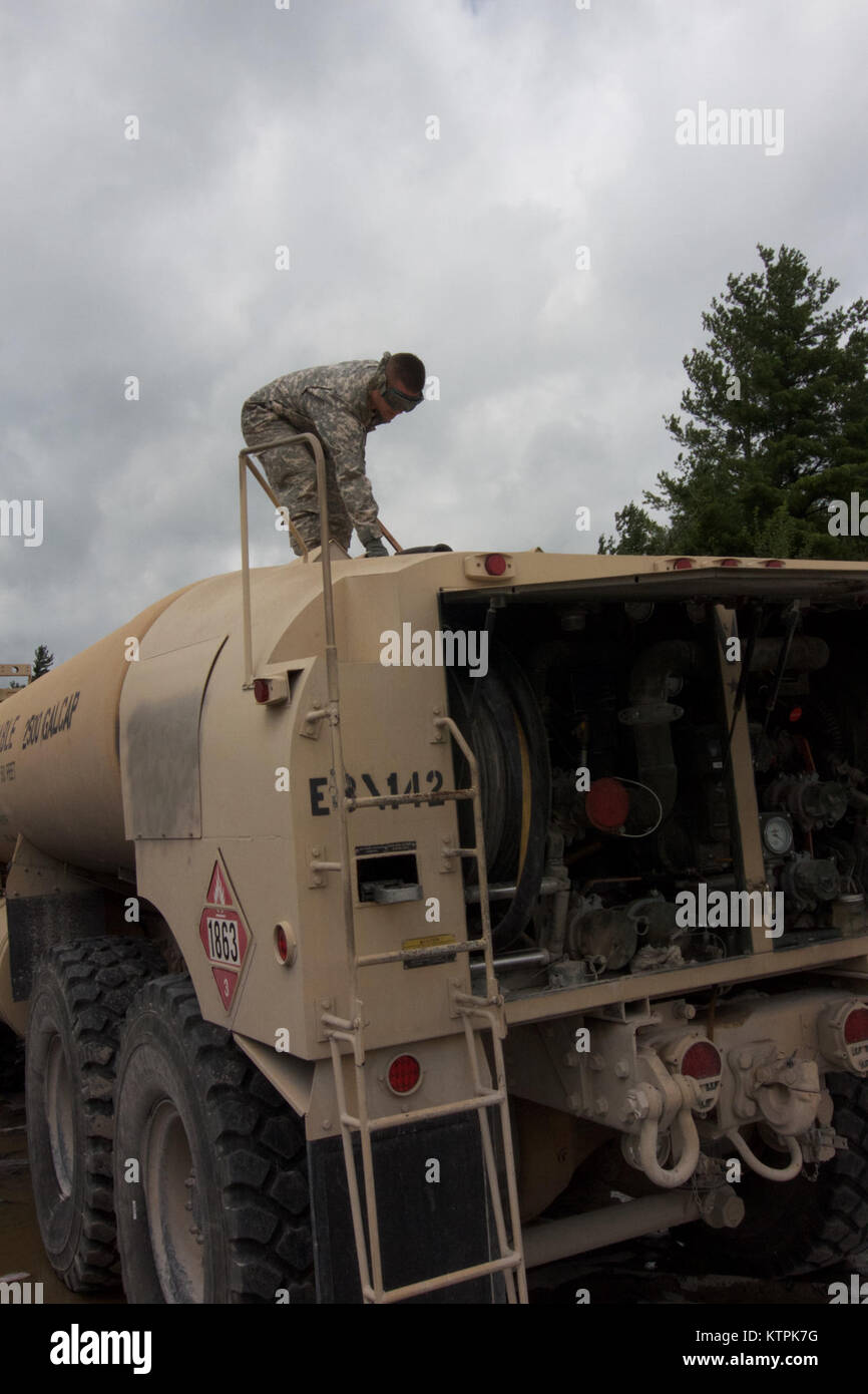 I soldati di una società, 427th brigata battaglione di supporto al lavoro di armamento in avanti e punto di rifornimento (FARP) durante la formazione annuale a Fort Drum Martedì, luglio 21, 2015. Foto Stock