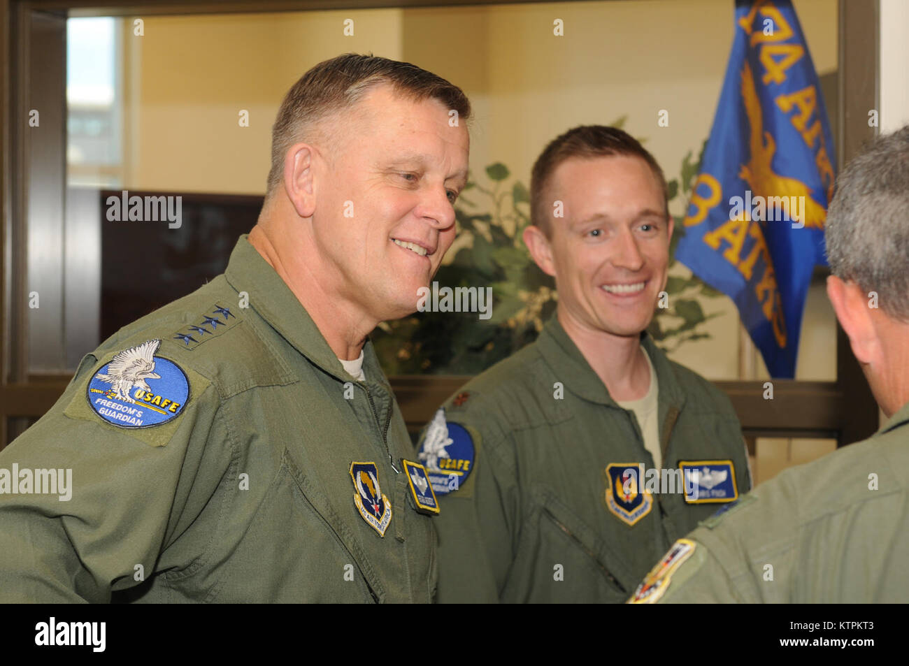 Gen. Frank Gorenc, U.S. Forze Aeree in forze Europe-Air Africa commander visite campo Hancock, Siracusa, N.Y. Agosto 8, 2015. Gorenc sovrintende la 152Air Operations Group. (New York Air National Guard foto di Tech Sgt. Justin A. Huett/rilasciato) Foto Stock