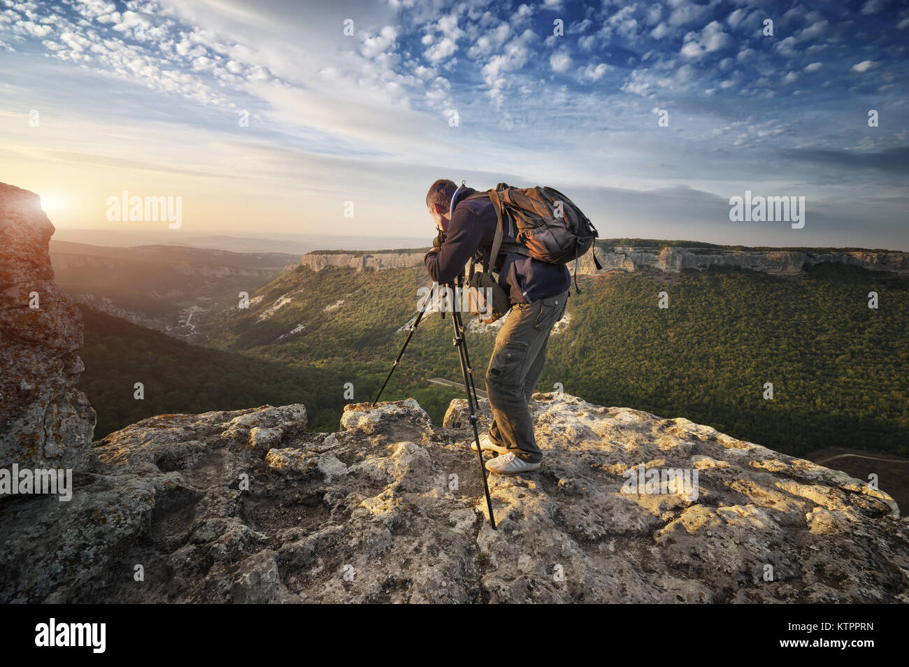 Traveler in montagna. Fotografo sulla cima della montagna. Scena di lavoro Foto Stock