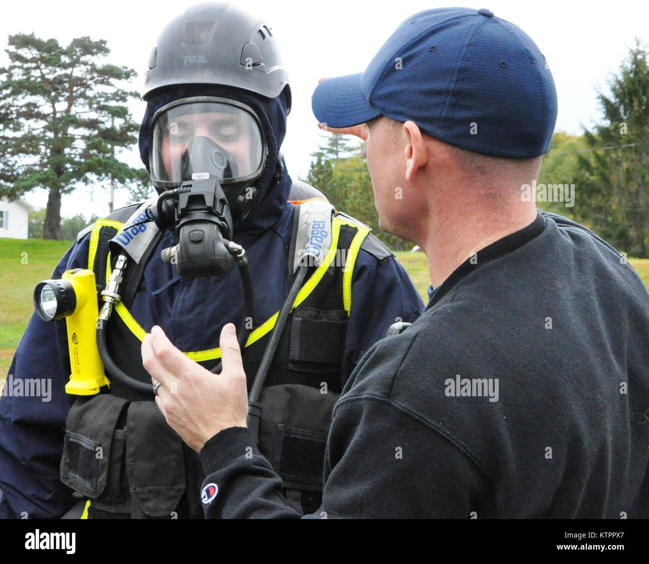 New York esercito nazionale del personale di guardia Sgt. Anthony Zegarelli controlla l'equipaggiamento protettivo personale su Sgt. David Hansen prima di entrare in un posto vacante edificio residenziale presso le colonie Fire Training Center in Latham, Ott. 20. Il 2st CST i membri sono la formazione presso il Centro per migliorare e testare la loro capacità del team di rilevare rapidamente e identificare i chimici, biologici, radiologici o nucleari (CBRN) pericolosi e rispondere a queste minacce. (Foto di US Army National Guard Sgt. Corine principali lombardo) Foto Stock