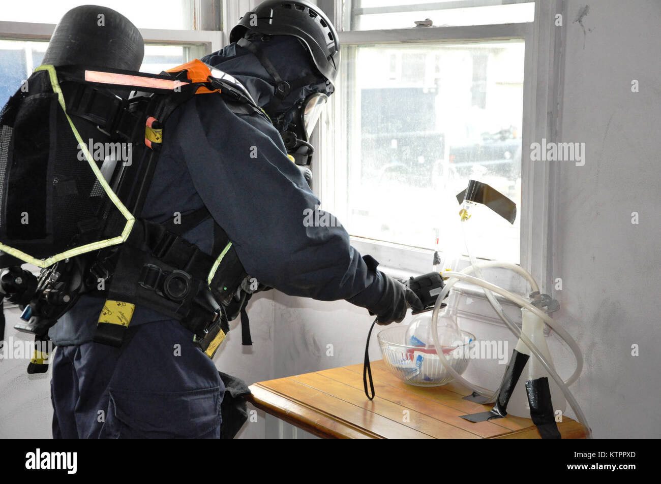 New York Air National Guard personale Sgt. Joshua Spagnola prove un potenziale materiale pericoloso in un posto vacante edificio residenziale presso le colonie Fire Training Center in Latham, Ott. 20. Il 2st CST i membri sono la formazione presso il Centro per migliorare e testare la loro capacità del team di rilevare rapidamente e identificare i chimici, biologici, radiologici o nucleari (CBRN) pericolosi e rispondere a queste minacce. (Foto di US Army National Guard Sgt. Corine principali lombardo) Foto Stock