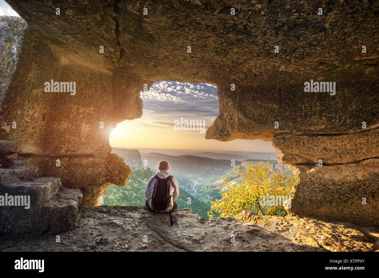 Traveler relax nella grotta di montagna. Progettazione Concettuale. Foto Stock