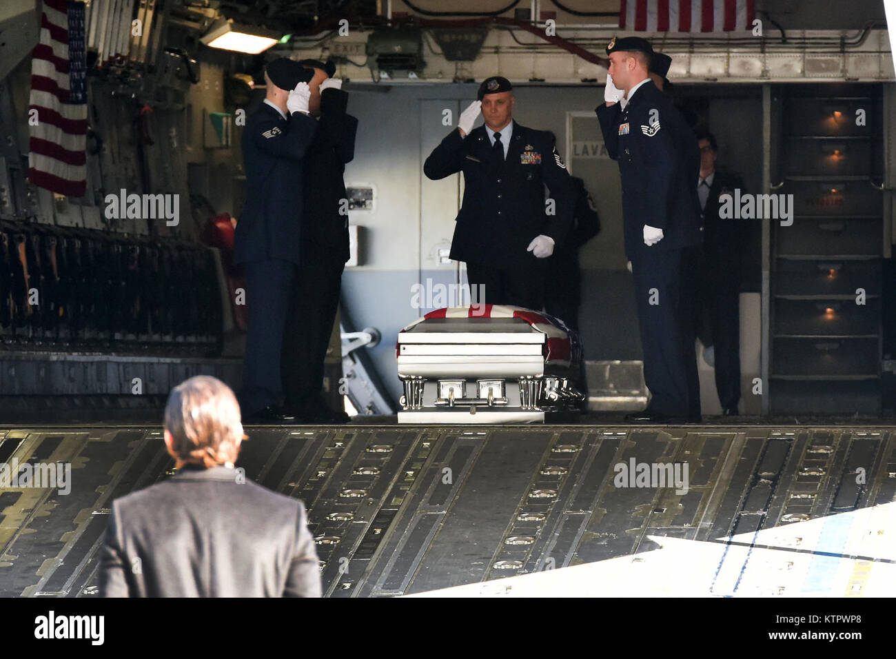 Una dignitosa cerimonia del trasferimento era detenuto per il personale. Sgt. Louis Bonacsa su dicembre 31, 2015 in F.S. Gabreski Air National Guard Base, Westhampton Beach, NY. Il personale. Sgt. Bonacasa fu ucciso in azione mentre distribuito a Bagram Airfield, Afghanistan su Dicembre 21st, 2015. (U.S. Air National Guard foto di Tech. Sgt. Lee Guagenti/rilasciato) Foto Stock