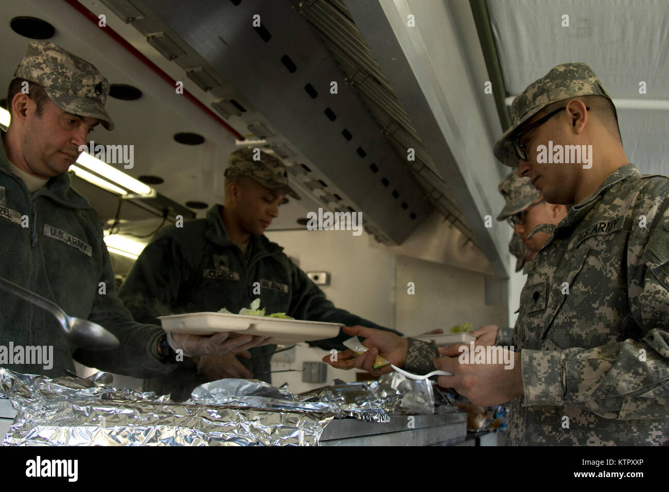 New York Esercito Nazionale soldati di guardia dal 369 Supporto Brigata ricevere il pranzo dall'unità alimentare della sezione di servizio durante un turno preliminare dell'esercito-wide Philip A. Connelly concorso di cottura a Camp Smith, NY il 19 marzo 2016. Il Philip A. Connelly Awards Program, noto ai soldati come Connelly Cup, è stata fondata nel 1968 e riconosce l'eccellenza dell'esercito Food Service. Il programma è denominato per il ritardo di Philip A. Connelly, un ex presidente della International Food Service Associazione dirigenti ed è costituito da quattro categorie: attivo-dovere garrison, active- dovere fie Foto Stock