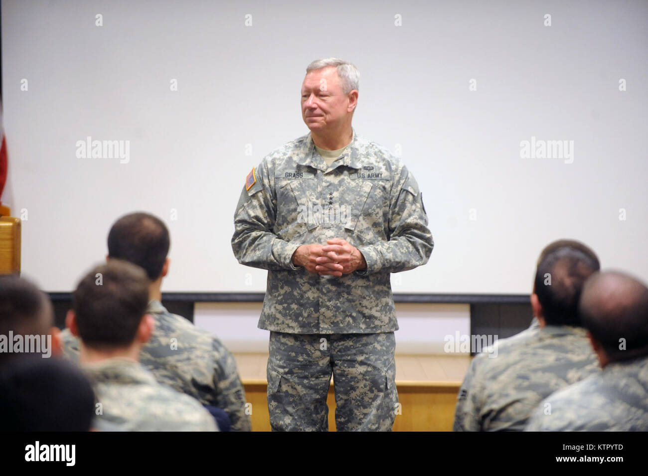 WESTHAMPTON BEACH, NEW YORK - General Frank J erba, capo della Guardia Nazionale Ufficio di presidenza, si è recato in visita a FS Gabreski ANG il 10 maggio 2014. Durante la sua visita, Erba generale hanno visitato la base, coniato eccezionale avieri e risposto alle domande riguardanti il futuro della Air National Guard. (New York Air National Guard / Senior Airman Christopher S Muncy / rilasciato) Foto Stock