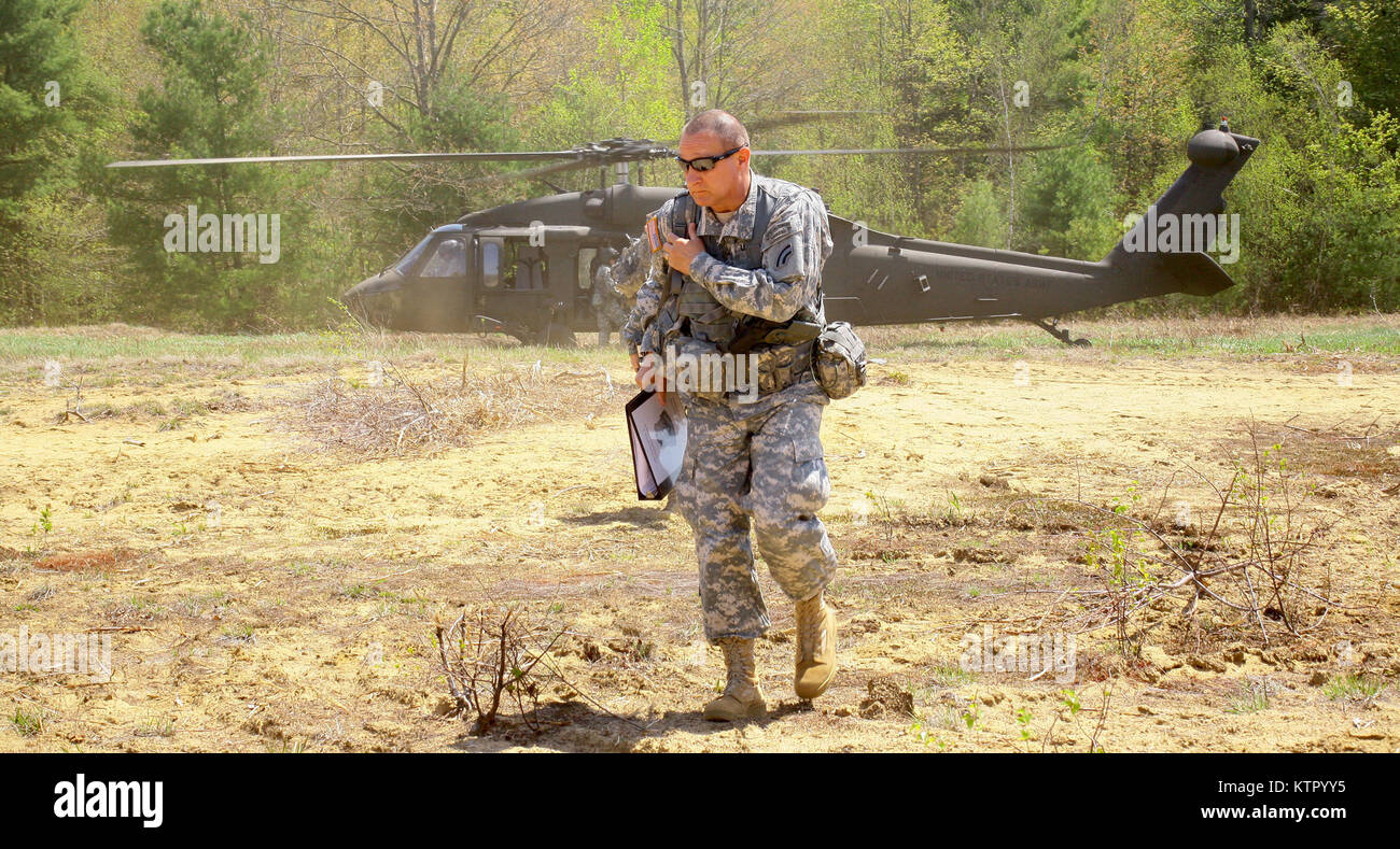 FORT DRUM - Il Mag. Gen. Harry Miller, comandante della 42a Divisione di Fanteria approda da un UH-60 Blackhawk elicottero dopo osservando una serie di air assault missione di formazione condotte in cooperazione tra gli aviatori del quarantaduesimo combattere la Brigata Aerea e soldati di 2-108esimo reggimento di fanteria il 20 maggio. Durante l'esercizio gli elicotteri inserito rapidamente i fanti in campo di battaglia permettendo loro di fissare obiettivi chiave di fronte nemico resistenza. (US Army National Guard foto di Sgt. Alexander rettore/rilasciato) Foto Stock