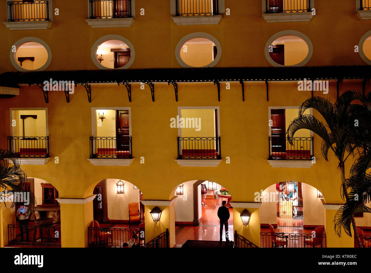 Balconi finestre e porte presso la San Jose Marirott hotel Foto Stock