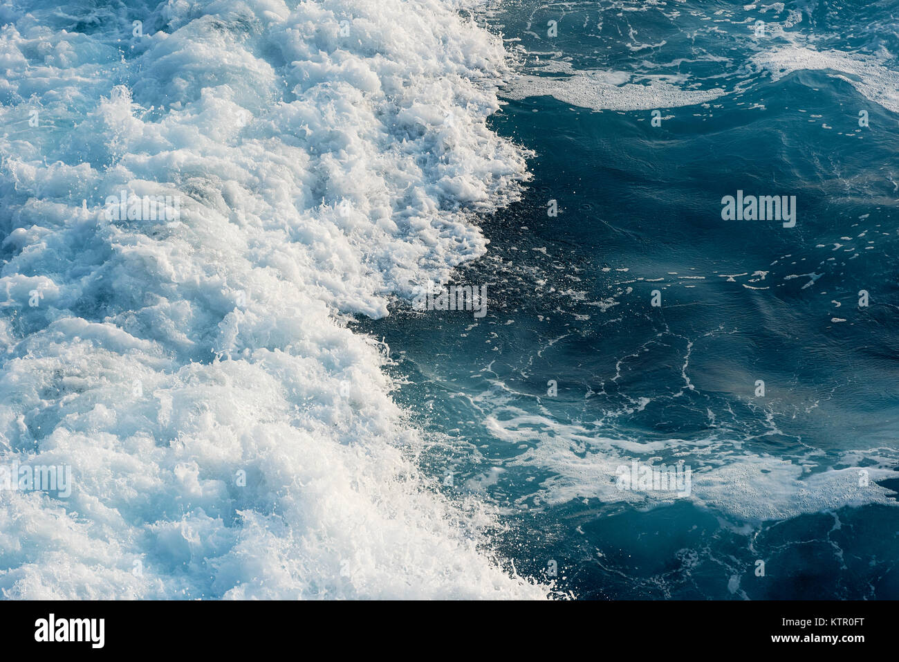 La rottura delle onde oceaniche. Foto Stock