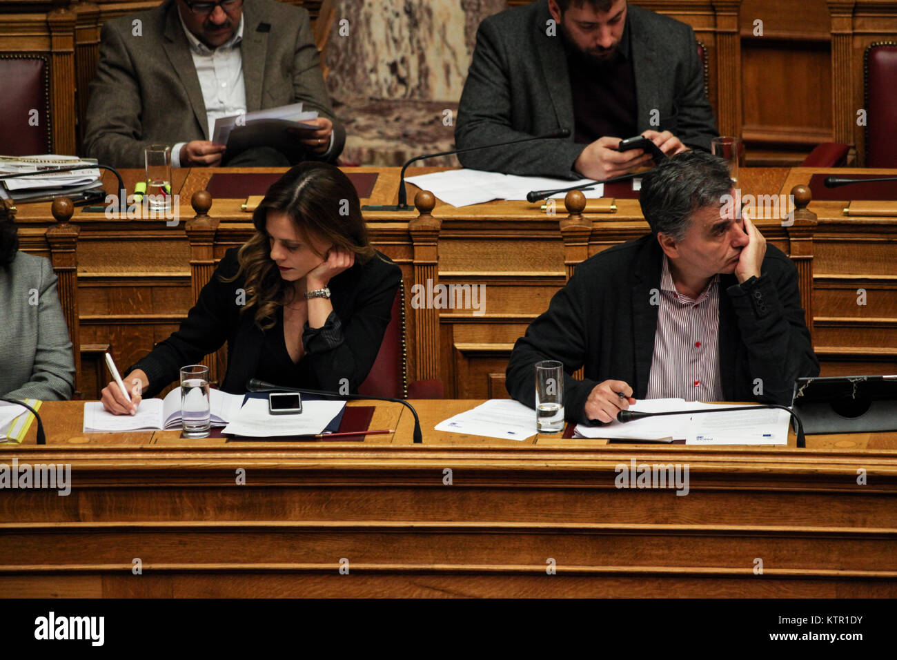 Efi Achtsioglou, ministro greco del Lavoro, a sinistra, Euclide Tsakalotos, il ministro greco delle Finanze a destra, al Parlamento greco. Foto Stock