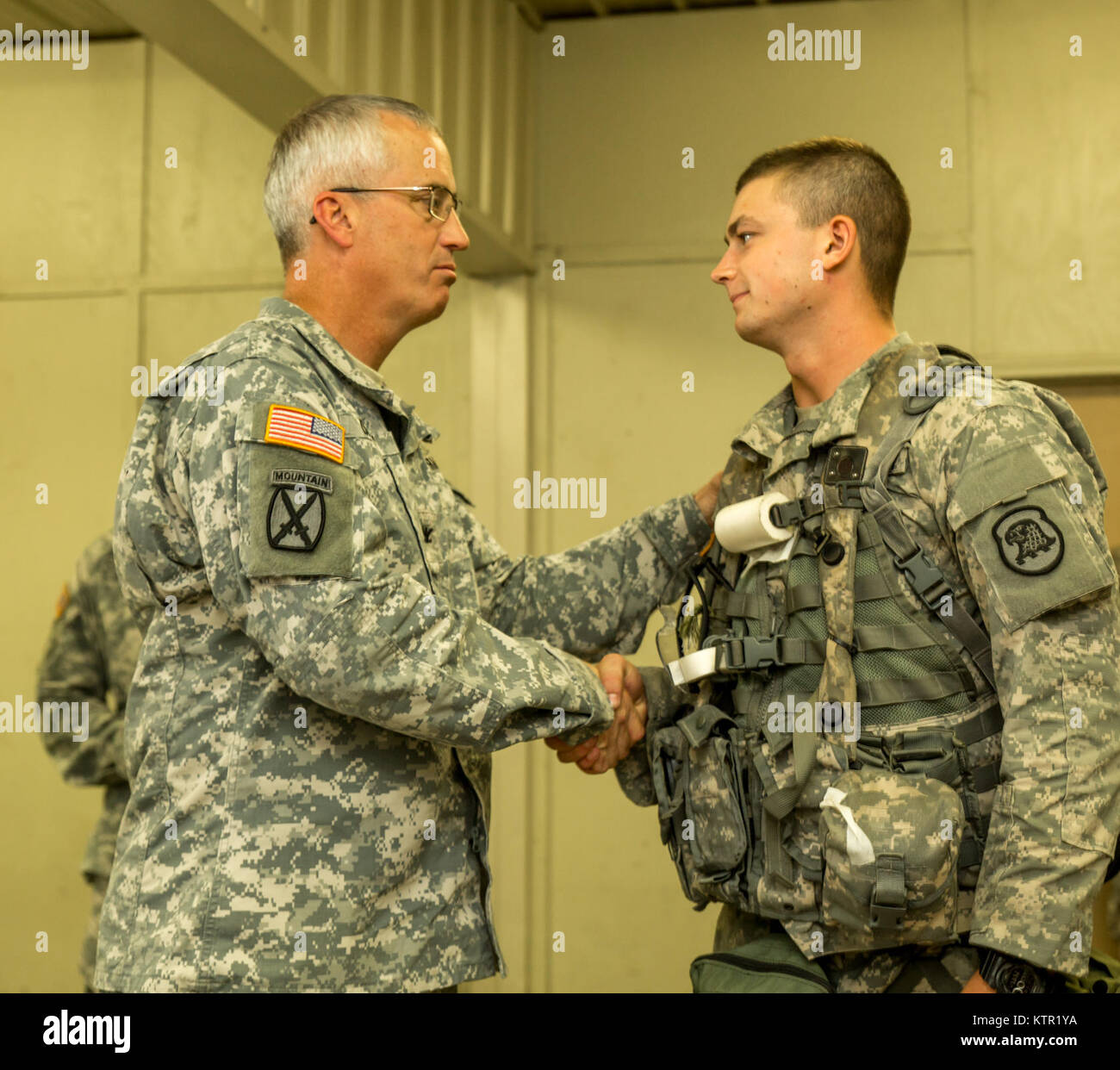 Col. Jaime Dailey, comandante della sessantasettesima squadrone comando, Iowa l Esercito Nazionale Guardia, presenta una sfida moneta per un soldato della 209th Supporto Area Azienda medica per un servizio esemplare durante l'unità di preparazione comune centro di formazione (JRTC) rotazione Luglio 19, 2016 a Fort Polk, La. l'Iowa il personale medico hanno aderito più di 5 mila soldati provenienti da un altro Stato Esercito Nazionale unità di guardia, Esercito attivo e l'esercito truppe di riserva come parte del ventisettesimo della brigata di fanteria combattere Team task force. I soldati si affinare le proprie abilità e pratica integrazione di operazioni di combattimento che vanno dalle truppe di fanteria impegnare i Foto Stock