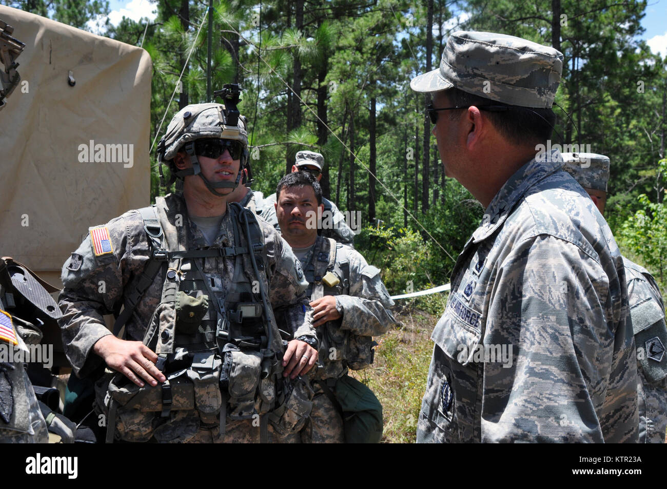 Massachusetts Air National Guard Il Mag. Gen. Gary Keefe, il Massachusetts National Guard aiutante generale, visite ai soldati di discutere la loro formazione presso l'esercito è Joint Readiness Training Center, Fort Polk, Louisiana, mercoledì 20 luglio, 2016. Quasi 700 soldati dell'esercito del Massachusetts guardia nazionale hanno aderito oltre tremila soldati di New York del XXVII della brigata di fanteria combattere la squadra e un altro mille soldati da altro Stato Esercito Nazionale unità di guardia, Esercito attivo e la riserva di esercito truppe al Joint Readiness Training Center o JRTC, 9-30 luglio, 2016. I soldati sono dal 1° Battaglione, 182nd Foto Stock