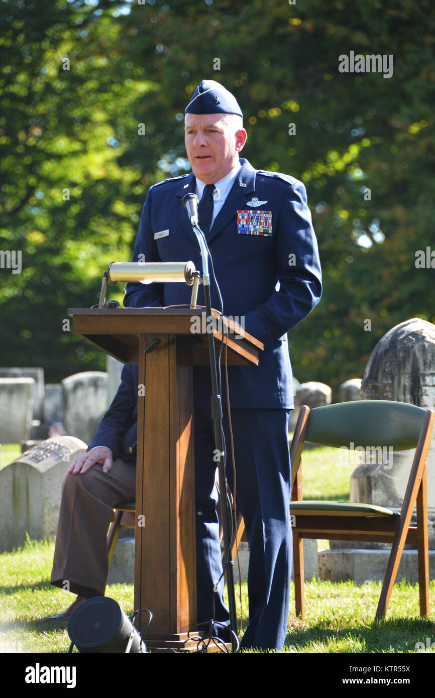 MENANDS, NY-- Brig gen. Thomas J. Owens, Vice aiutante generale per la New York Air National Guard, parla di Presidente Arthur e tutti i suoi successi prima di collocare una corona presso la tomba del presidente Chester Arthur, il ventunesimo Presidente degli Stati Uniti che è sepolto in Albany cimitero rurale su 5 Ottobre, 2016. Il New York La Guardia Nazionale rappresenta la Casa Bianca in questo caso annualmente il compianto presidente il compleanno. (Esercito degli Stati Uniti Guardia Nazionale foto di Capt. Jean Marie Kratzer) Foto Stock