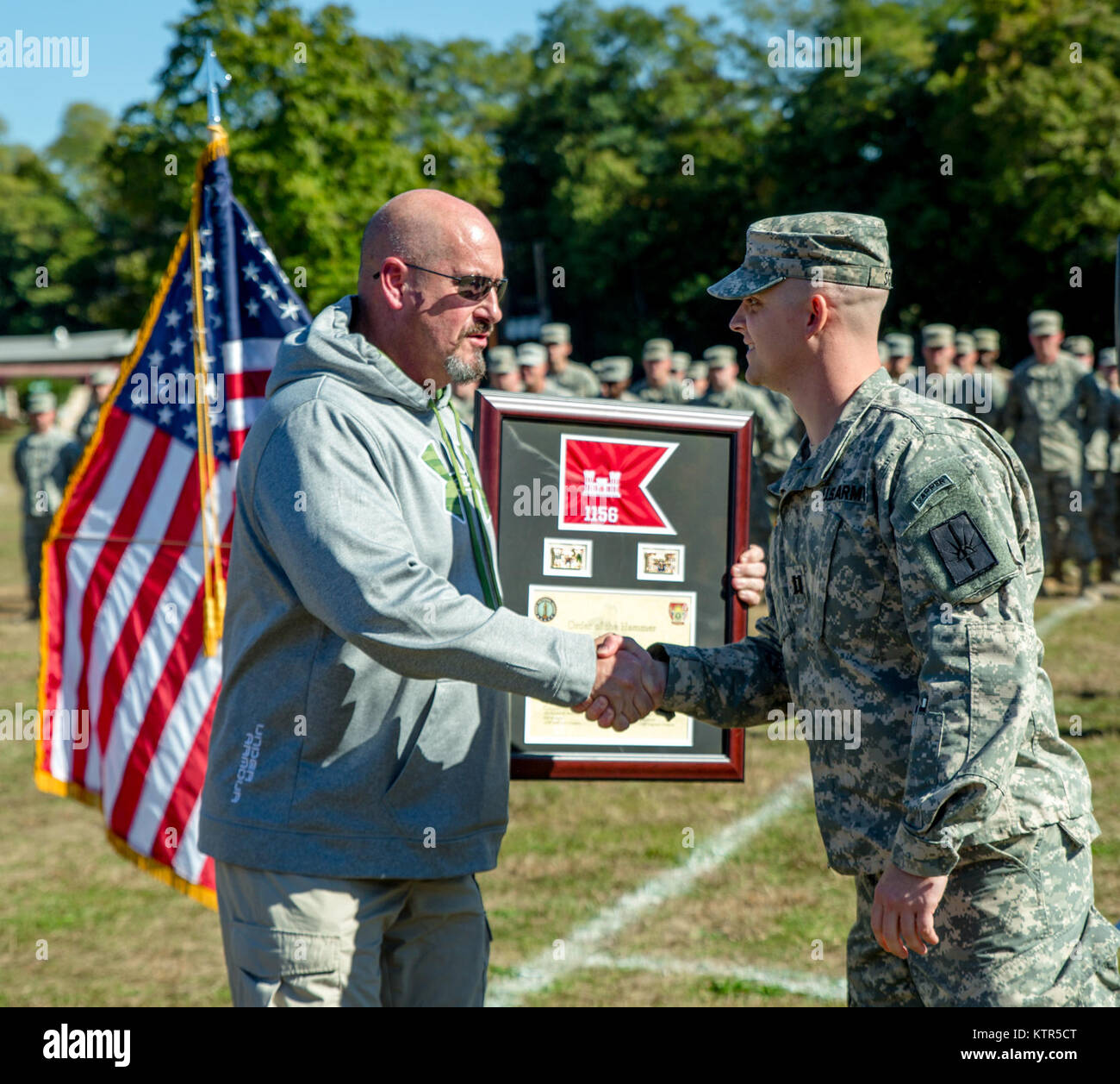 I soldati dell'Ingegnere 1156th Company, New York Army National Guard, eseguire la loro distribuzione finale cerimonia prima di partire per la loro formazione di mobilitazione ott. 15, 2016 a Camp Smith, N.Y. Il 1156th tecnici potranno condurre diverse settimane di mobilitazione della formazione in Texas prima di distribuire entro la fine di quest'anno per il Medio Oriente a sostegno dell'esercito degli Stati Uniti le operazioni contro ISIS. (U.S. Esercito nazionale Guard foto di Harley Jelis) Foto Stock