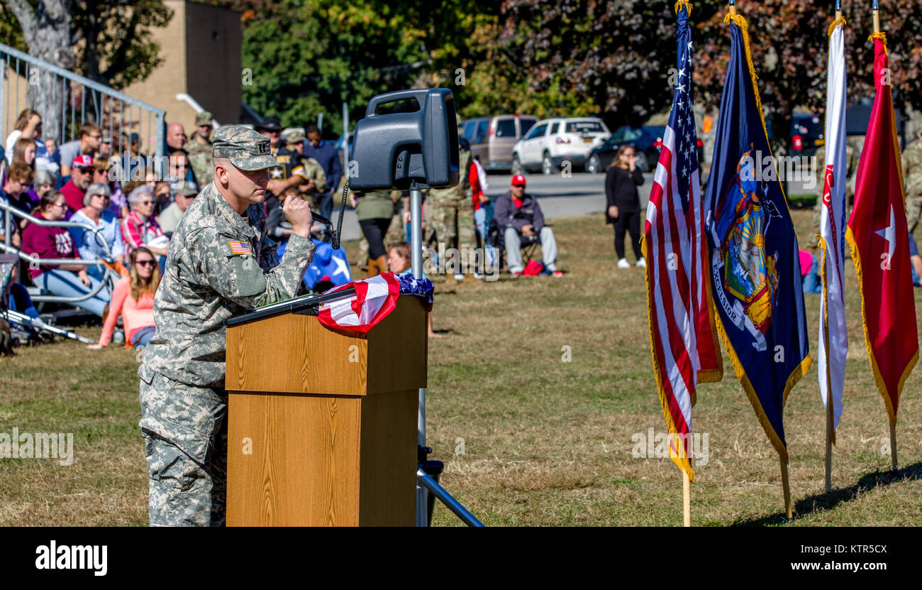 I soldati dell'Ingegnere 1156th Company, New York Army National Guard, eseguire la loro distribuzione finale cerimonia prima di partire per la loro formazione di mobilitazione ott. 15, 2016 a Camp Smith, N.Y. Il 1156th tecnici potranno condurre diverse settimane di mobilitazione della formazione in Texas prima di distribuire entro la fine di quest'anno per il Medio Oriente a sostegno dell'esercito degli Stati Uniti le operazioni contro ISIS. (U.S. Esercito nazionale Guard foto di Harley Jelis) Foto Stock