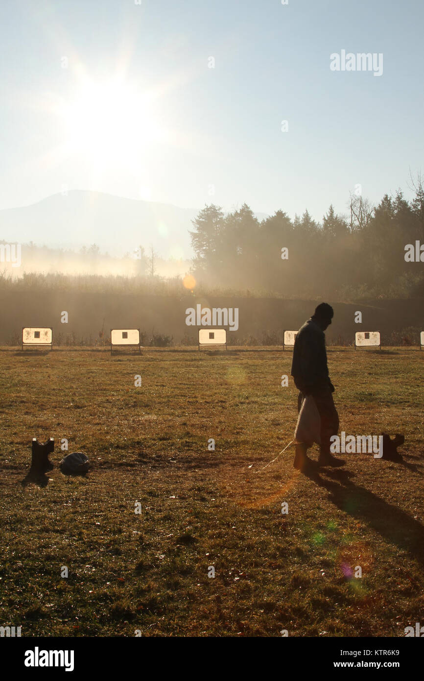 Sgt. William Wickham della 42a Divisione di Fanteria trascina di sacchi di sabbia per posizioni di scatto per preparare la precisione di tiro arma qualifiche a praticare a Camp Ethan Allen nel Vermont nov. 19. (Foto di Sgt. J.p. Lawrence, XLII divisione di fanteria per Affari pubblici). Foto Stock