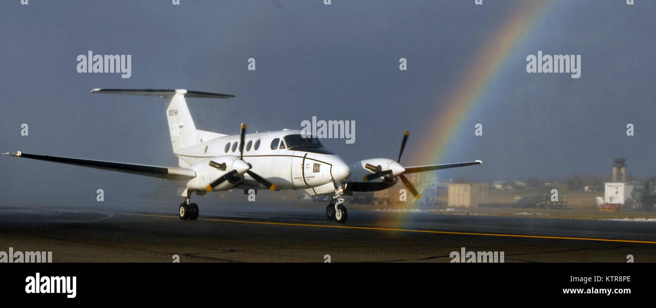 A New York Army National Guard C12 aerei, pilotati da Chief Warrant Officer 5 Robert Wold, taxi attraverso un arcobaleno presso l'esercito Aviation Support Facility in Latham, N.Y. il 21 dicembre. L'arcobaleno formata come Wold -- un esercito master aviator con oltre 5.400 ore di volo in numerosi aerei -- completato il suo tradizionale militare "volo finale" e taxied il velivolo tramite getti di acqua che viene spruzzata da Albany Airport crash carrelli. Wold, un lago di Ballston residente e un veterano della guerra in Iraq, si ritira nel gennaio dopo 40 anni di servizio militare. (U.S. Esercito nazionale Guard foto di Master Sgt. Ra Foto Stock