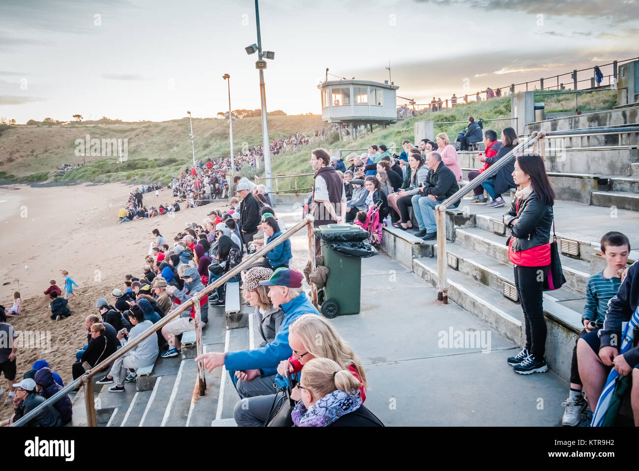 Persone in attesa per la parata dei pinguini sulla pista di Phillip Island Foto Stock