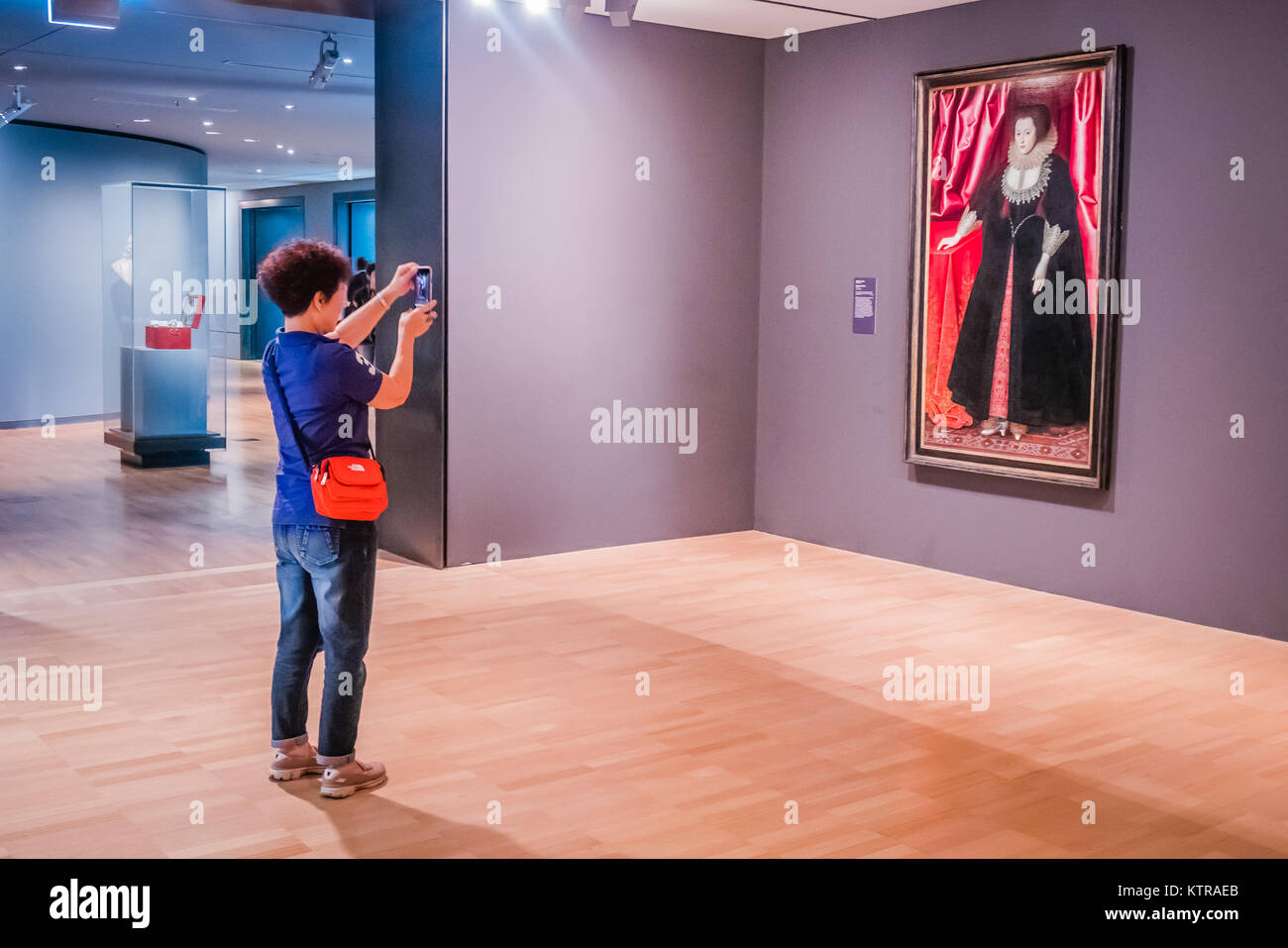 Donna asiatica di scattare le foto all'interno di art museum di Melbourne Foto Stock