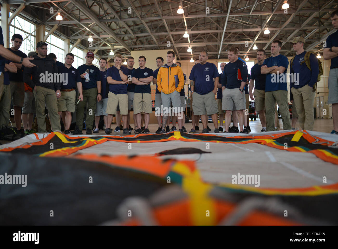 Membri del New York Air National Guard la 106ª Ala di salvataggio, compresi Pararescuemen, combattere salvataggio ufficiali, la sopravvivenza, Evasione, resistenza e specialisti di fuga dal 103 Squadrone di soccorso, nonché la lotta contro il supporto del personale del team condurre attività di formazione con il personale della NASA a base comune Horbor-Hickam perla, Hawaii durante l'esercizio SENTRY ALOHA. Un elemento importante di questa settimana due TDY è quello di partecipare a un giunto la NASA e il Dipartimento della Difesa ha la missione di valutare le tecniche di recupero e di marcia che sarà usato per recuperare la NASA il veicolo spaziale Orion, la prossima generazione di American veicolo spaziale. US Air Foto Stock