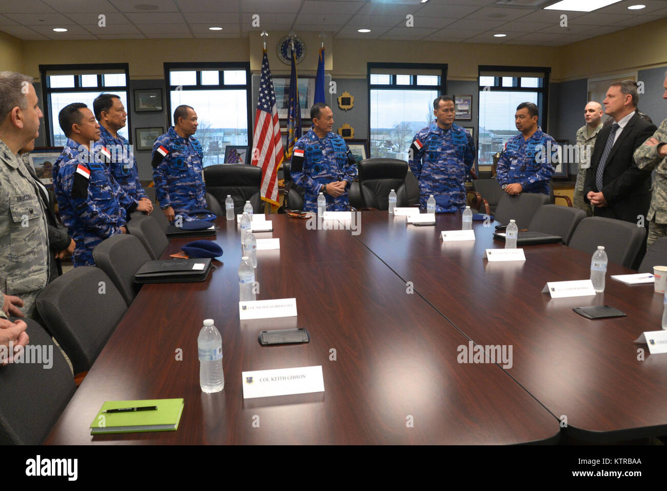 Principali Gen. Dedy Permadi, l'assistente personale per l'aeronautica militare indonesiana capo del personale, introduce se stesso e gli altri aeronautica militare indonesiana generali a New York Air National Guard 106ª Rescue elementi ad ala 8 marzo 2017, a Francesco S. Gabreski Air National Guard Base. Gli indonesiani hanno visitato generale la ricerca americana e unità di salvataggio perché la 106ª è responsabile per essere preparati a gestire la ricerca e missioni di salvataggio per un lungo litorale e per un periodo di tempo prolungato(STATI UNITI Air Force foto di Cheran A. Cambridge) Foto Stock