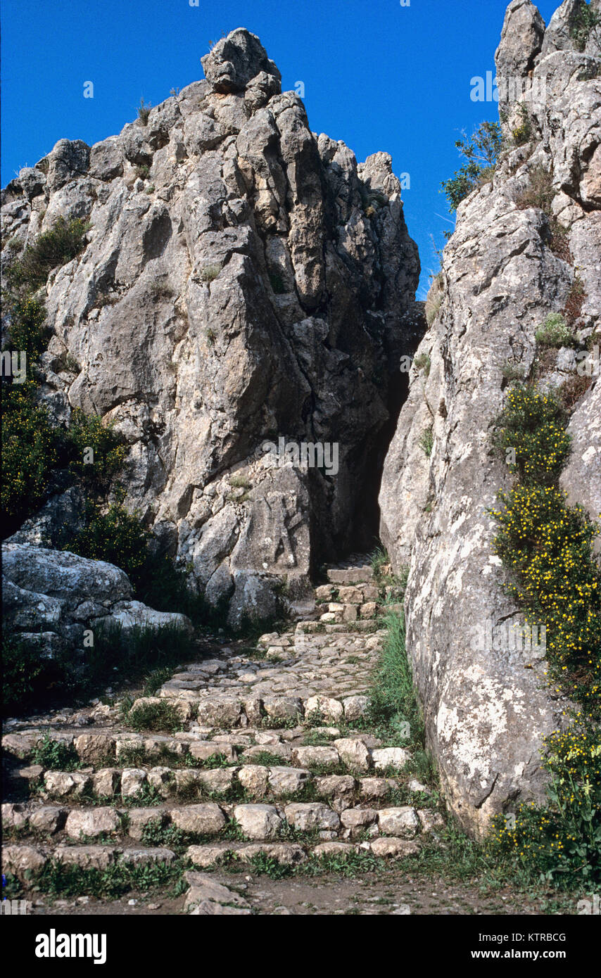Passi che conducono a Yazilikaya, Hittita santuario o santuario di Hattusa, c1200s BC, Città Capitale dell'Hittita Impero, Bogazkale, in provincia Corum, Anatolia centrale, Turchia Foto Stock