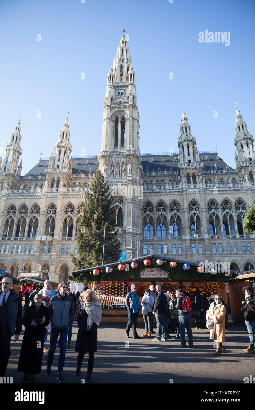 Vienna Town Hall, il Mercatino di Natale in piazza del Municipio Dicembre 2017 Foto Stock