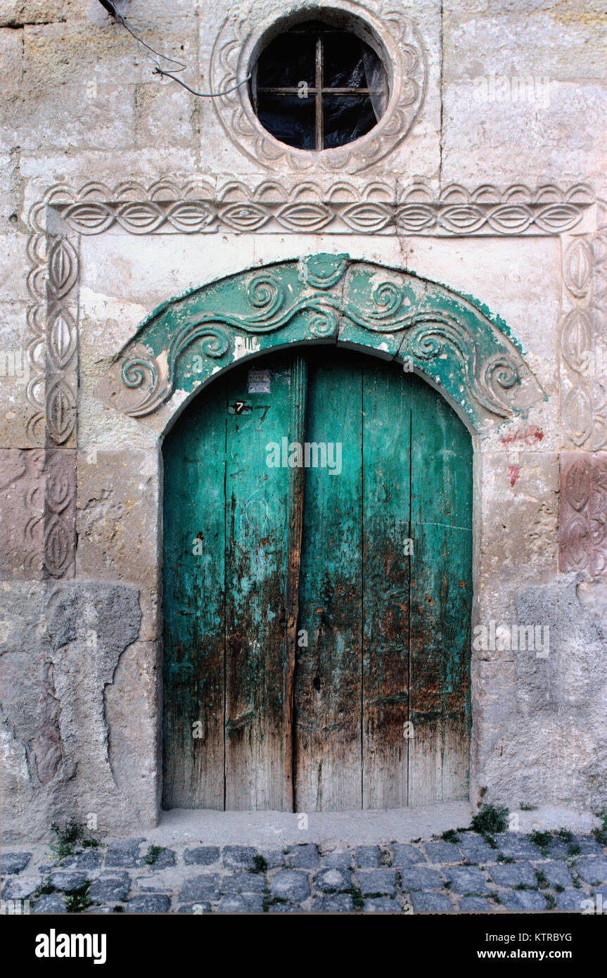 Elaborare portali decorati di ex case greche in Mustafapasa, precedentemente Sinasos, Nevsehir, Cappadocia, Turchia Foto Stock