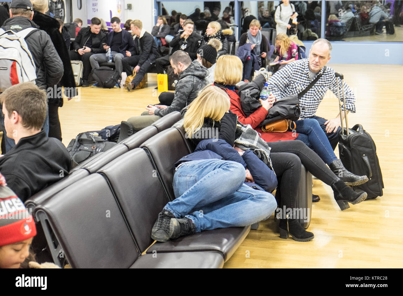 Passeggeri Passeggeri,,esaurito,stanco,Board,imbarco,mancanza di sonno, sonno,privato,all'inizio,mattina,volo,Birmingham,Airport, UK,U.K,luce,l'Europa,Unione Foto Stock