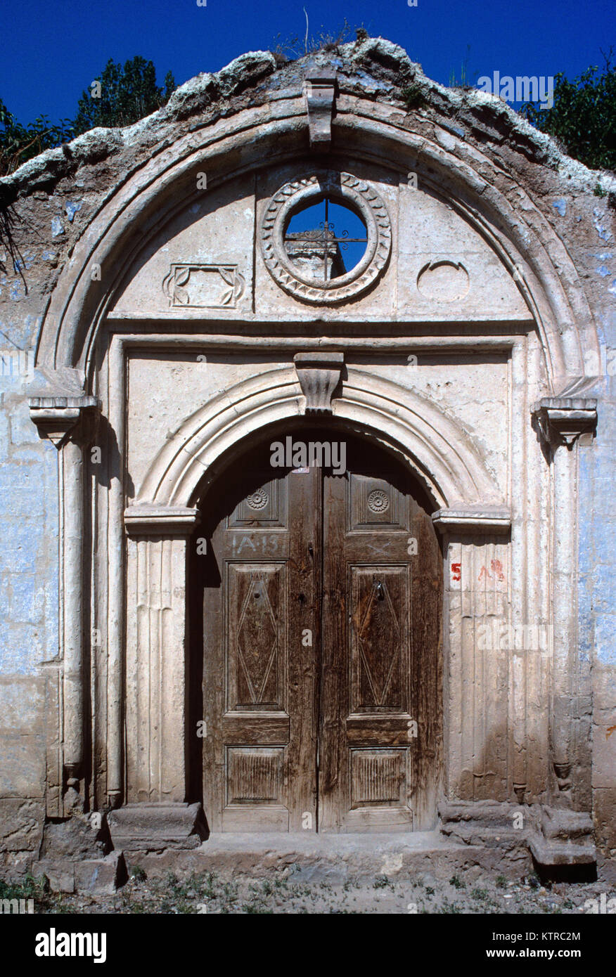 Elaborare decorata porta dell'ex casa greca in Mustafapasa, precedentemente Sinasos, Nevsehir, Cappadocia, Turchia Foto Stock