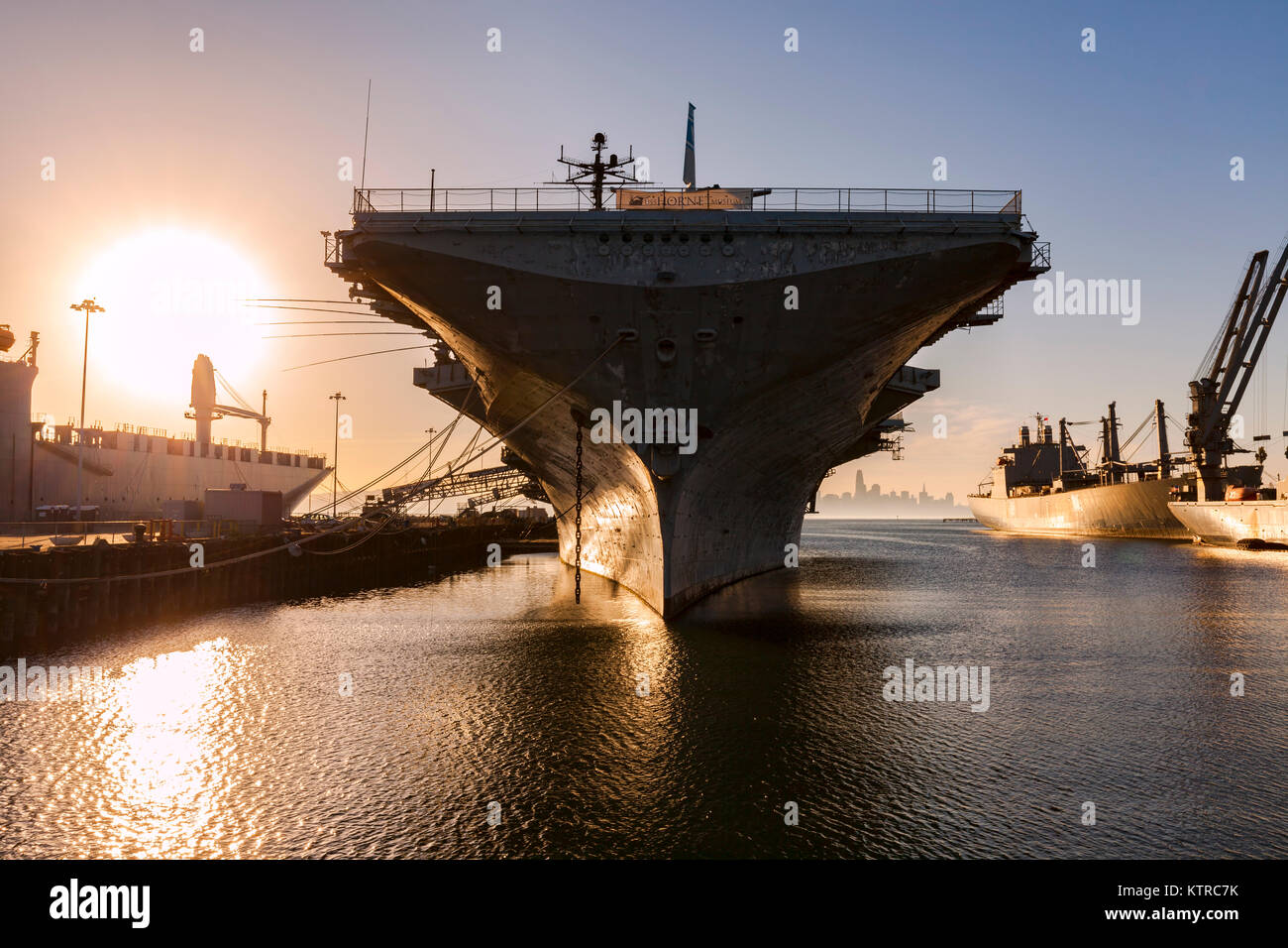 La Seconda Guerra Mondiale era Essex di classe carrier USS Hornet ora siede in un museo a Alameda punto. In aggiunta al servizio distinto durante la seconda mondo Foto Stock