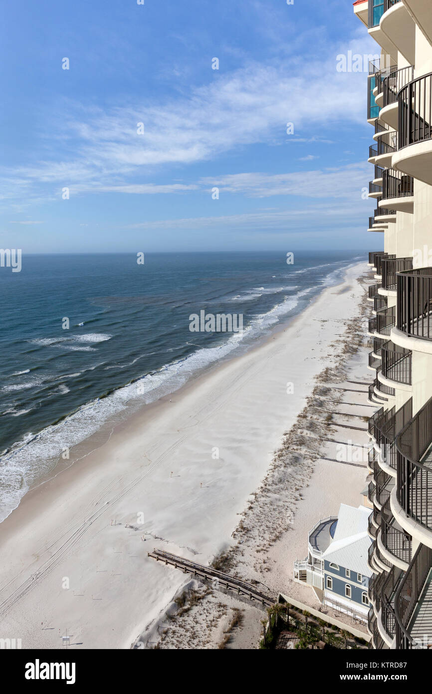 Il balcone di ogni camera di condomini lungo le spiagge di sabbia bianca di Orange Beach, Alabama Foto Stock