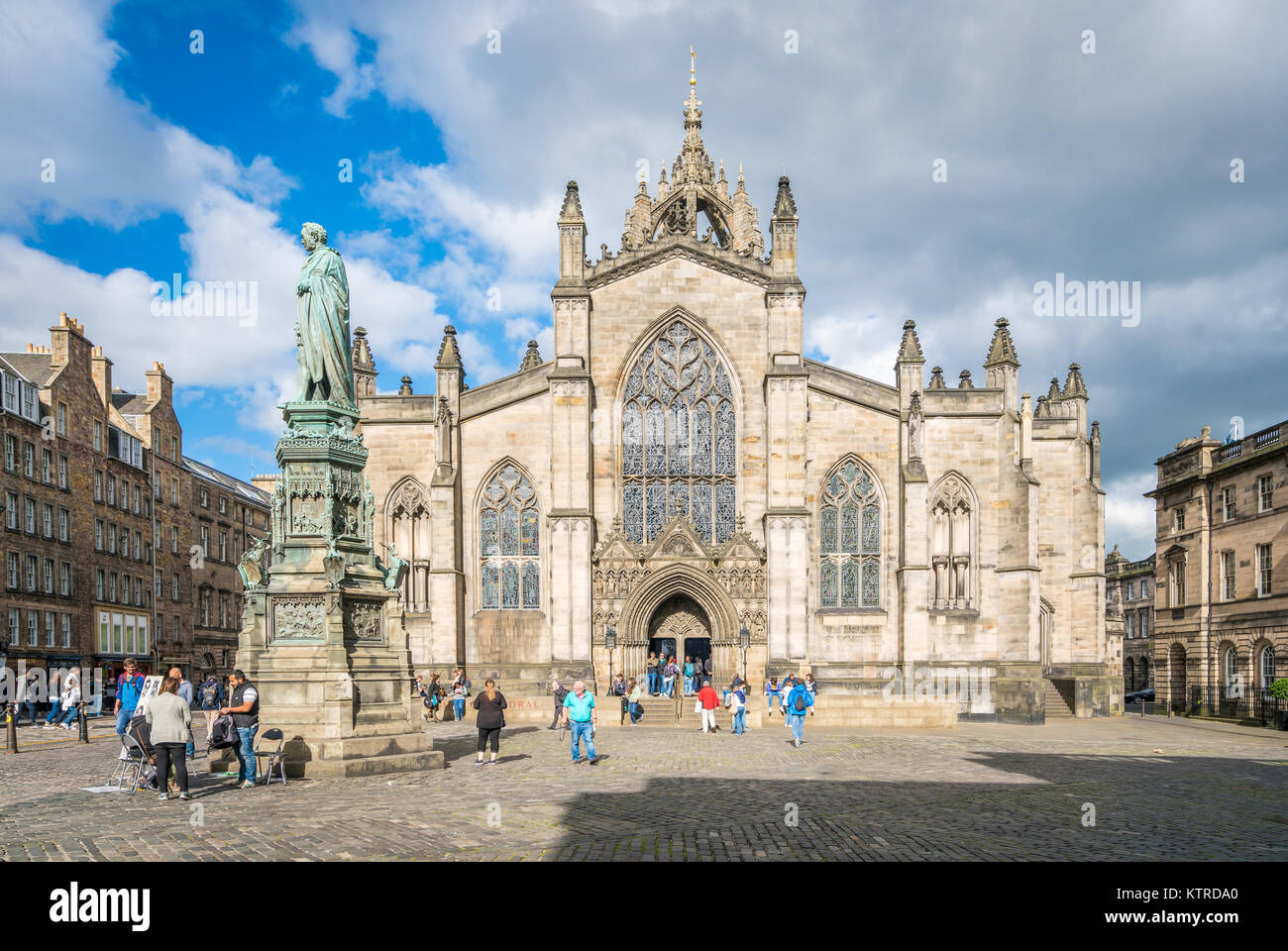 Facciata principale di la Cattedrale di St Giles a Edimburgo in un pomeriggio d'estate. Scozia Foto Stock