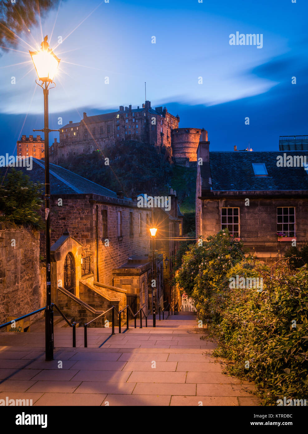 Vista panoramica di Edimburgo di notte con il castello in background. La Scozia. Foto Stock