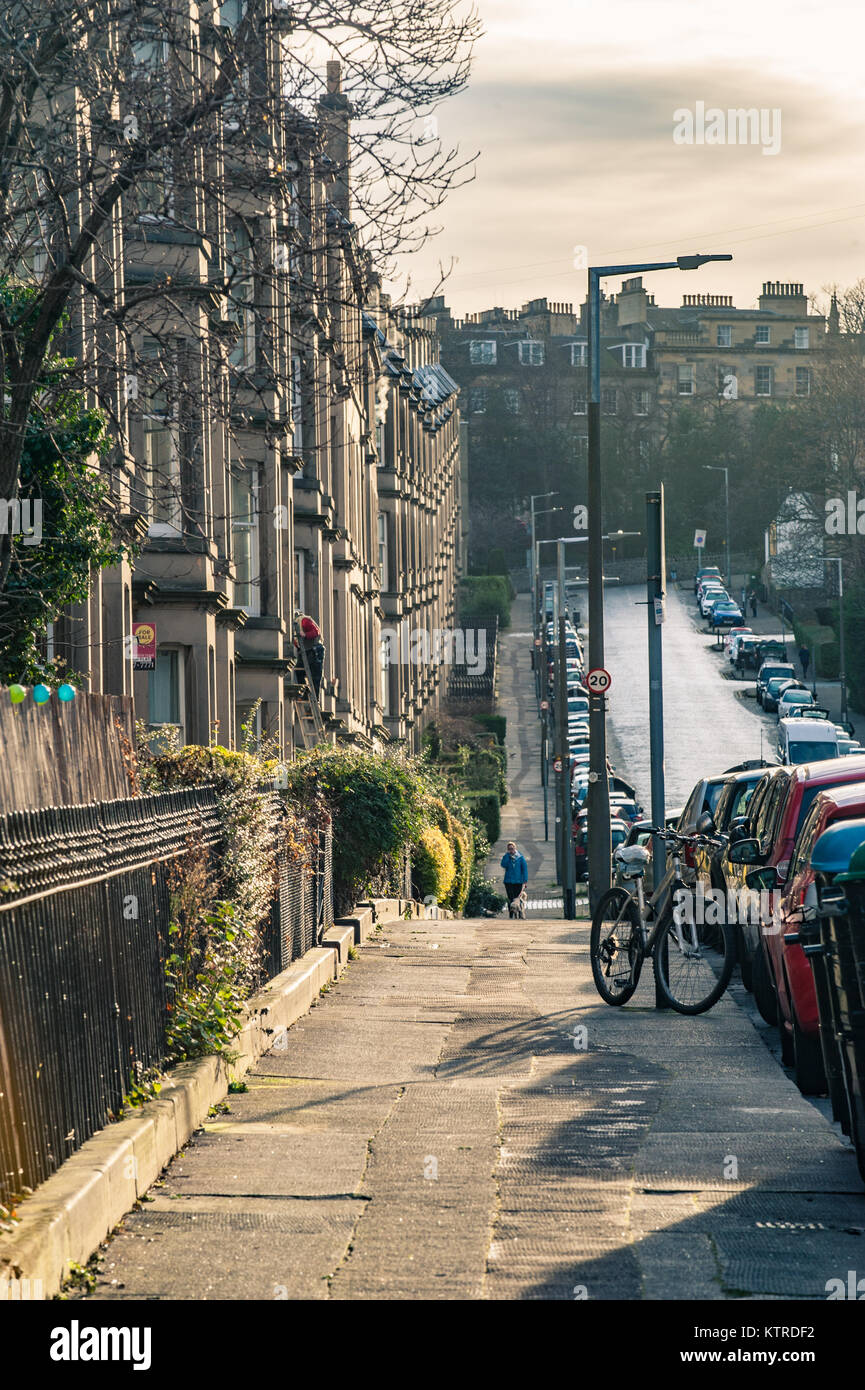 Ripida collina di Learmonth Avenue in Edinburgh Foto Stock