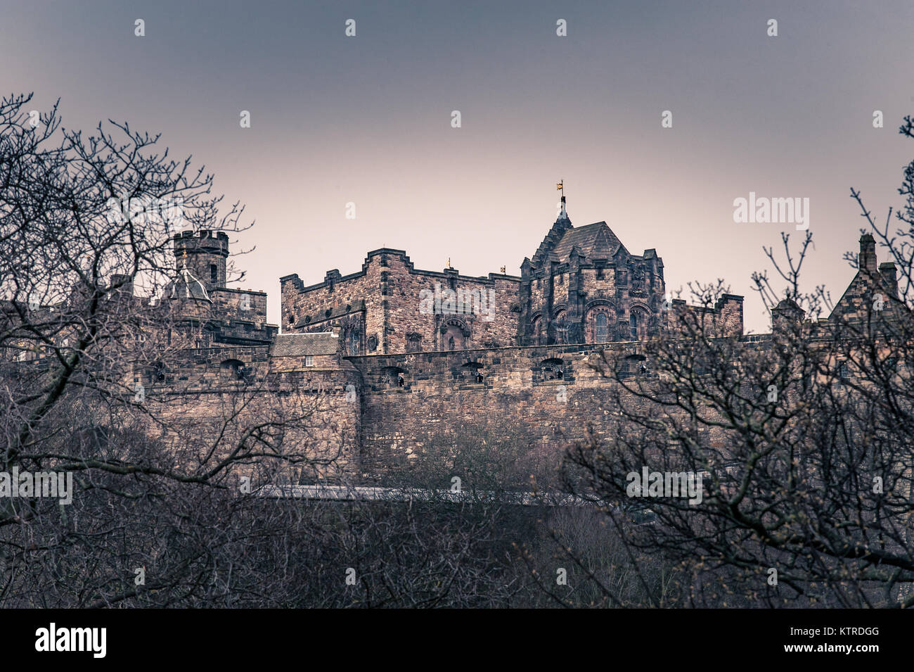 Una vista del Castello di Edimburgo in un cupo giorno di inverno Foto Stock