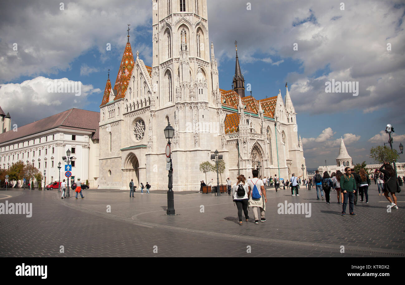 La Chiesa di San Mattia è una chiesa cattolica romana si trova a Budapest, in Ungheria, di fronte al Bastione del Pescatore nel cuore di Buda è il quartiere del castello. Foto Stock