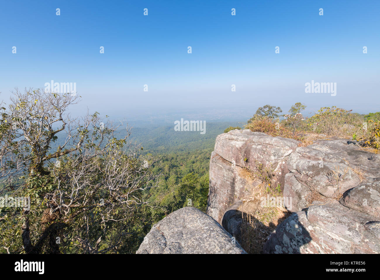 Rock e paesaggio dal punto di vista nella unità Phu Hin Rong Kla Parco nazionale con il cielo blu, Phitsanulokb Provincia, Thailandia Foto Stock
