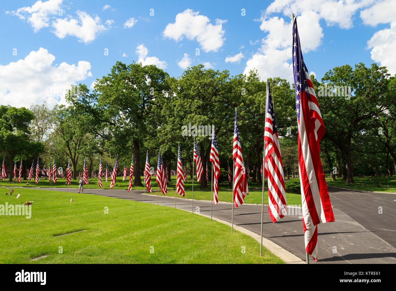 Un display patriottica di bandierine americane in una fila lungo una strada Foto Stock