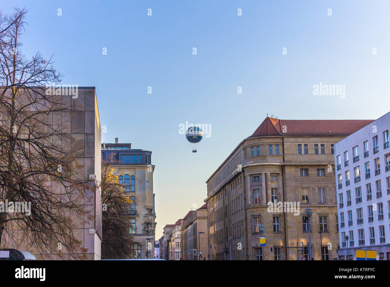 Un palloncino vola sopra le strade della città. Cielo blu e aria pulita. Berlino, Germania . Foto Stock