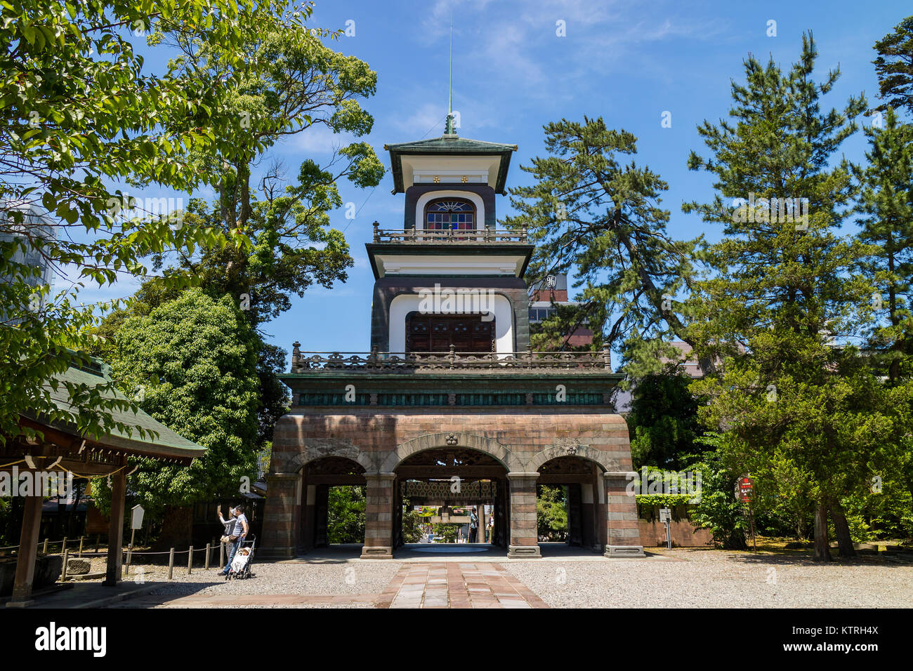 Kanazawa - Giappone, 11 Giugno 2017: Santuario gate del Oyama jinja Santuario, una miscela di cucina Cinese e Giapponese e stili europei Foto Stock
